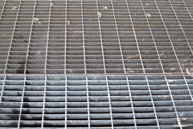 Binaların ve yapıların yakın planında mimari detaylar.