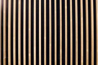 Binaların ve yapıların yakın planında mimari detaylar.