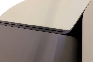 Binaların ve yapıların yakın planında mimari detaylar.