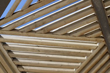 Binaların ve yapıların yakın planında mimari detaylar.