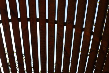 Binaların ve yapıların yakın planında mimari detaylar.