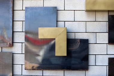 Binaların ve yapıların yakın planında mimari detaylar.