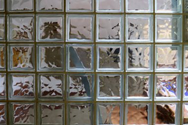 Binaların ve yapıların yakın planında mimari detaylar.