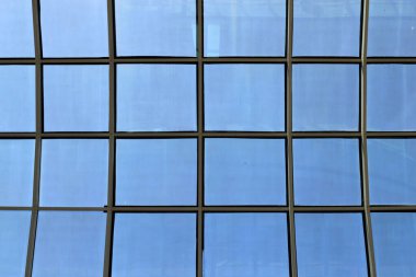 Binaların ve yapıların yakın planında mimari detaylar.