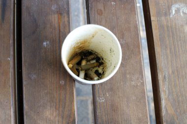 Sigara içerken kül tablası.