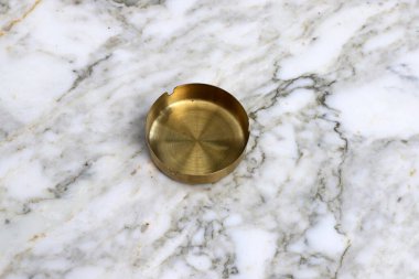 Sigara içerken kül tablası.