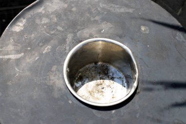 Sigara içerken kül tablası.