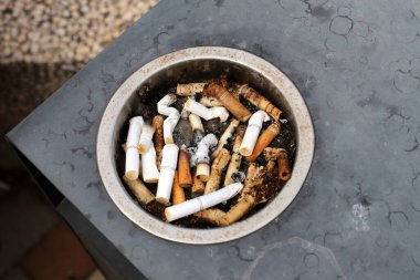 Sigara içerken kül tablası.