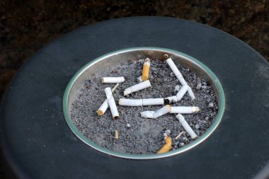 Sigara içerken kül tablası.