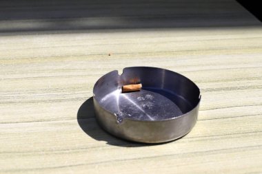 Sigara içerken kül tablası.