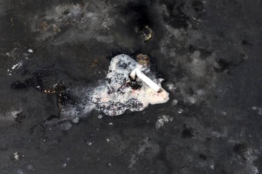 Sigara içerken kül tablası.