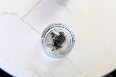 Sigara içerken kül tablası.