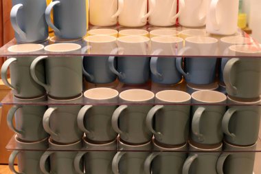 İsrail 'de bir hırdavatçıda yeni yemekler satılıyor..