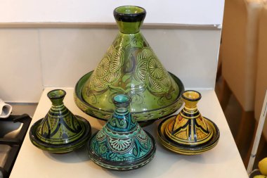 İsrail 'de bir hırdavatçıda yeni yemekler satılıyor..