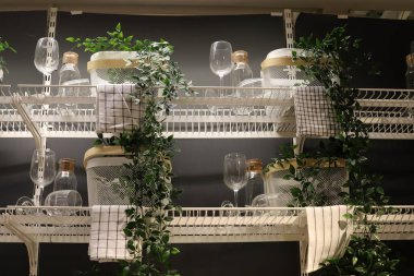 İsrail 'de bir hırdavatçıda yeni yemekler satılıyor..