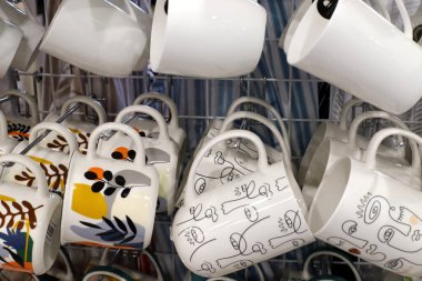 İsrail 'de bir hırdavatçıda yeni yemekler satılıyor..