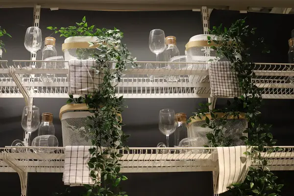 İsrail 'de bir hırdavatçıda yeni yemekler satılıyor..