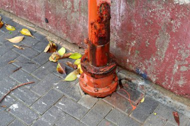 Eski ve paslı metal ürünler.