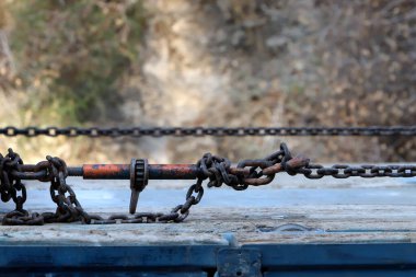 Güçlü çelik zincir. Yaklaş..