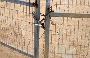 Güçlü çelik zincir. Yaklaş..