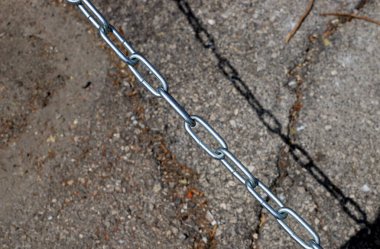 Güçlü çelik zincir. Yaklaş..