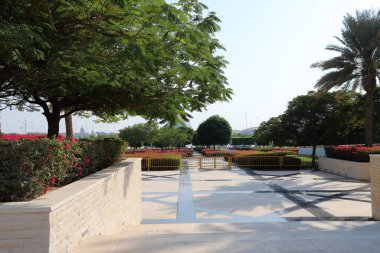 Şehir parkında yaya yolu.