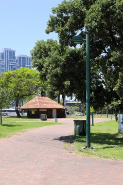 Şehir parkında yaya yolu.