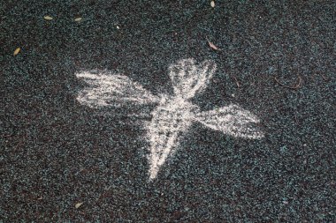 Şehrin kaldırımında çocuk tebeşiri çizimleri..