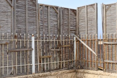 İsrail 'de bir şehir parkında metal çitler..