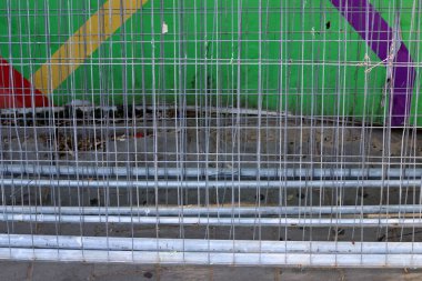 İsrail 'de bir şehir parkında metal çitler..