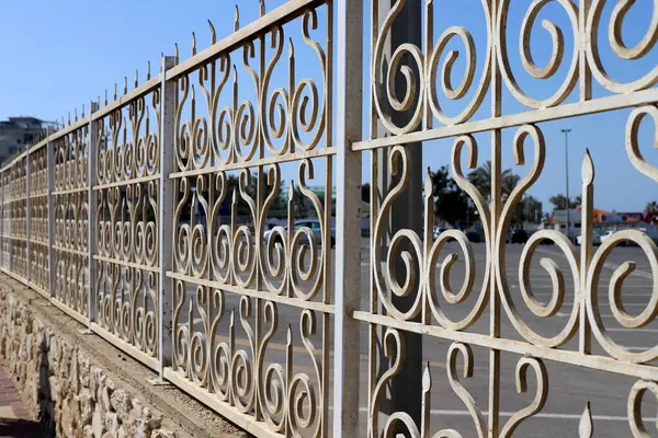 İsrail 'de bir şehir parkında metal çitler..