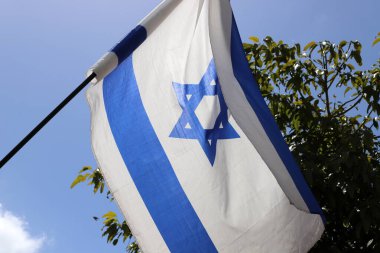 İsrail 'in beyaz ve mavi bayrağı Davut' un yıldızıyla.