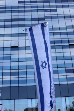 İsrail 'in beyaz ve mavi bayrağı Davut' un yıldızıyla.