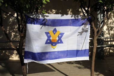 İsrail 'in beyaz ve mavi bayrağı Davut' un yıldızıyla.
