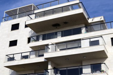 Bina ve yapıların inşasında mimari bir detay olarak balkon