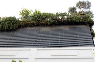 Bina ve yapıların inşasında mimari bir detay olarak balkon