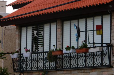 Bina ve yapıların inşasında mimari bir detay olarak balkon