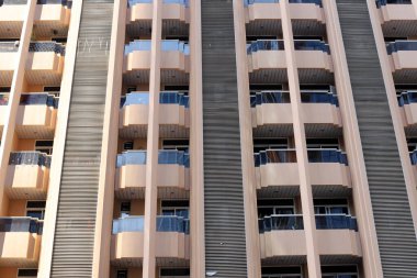 Bina ve yapıların inşasında mimari bir detay olarak balkon