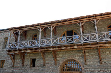 Bina ve yapıların inşasında mimari bir detay olarak balkon