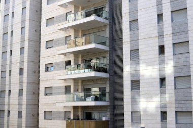 Bina ve yapıların inşasında mimari bir detay olarak balkon