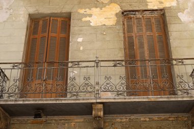 Bina ve yapıların inşasında mimari bir detay olarak balkon