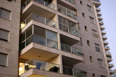 Bina ve yapıların inşasında mimari bir detay olarak balkon