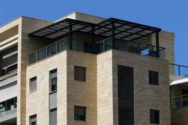 Bina ve yapıların inşasında mimari bir detay olarak balkon