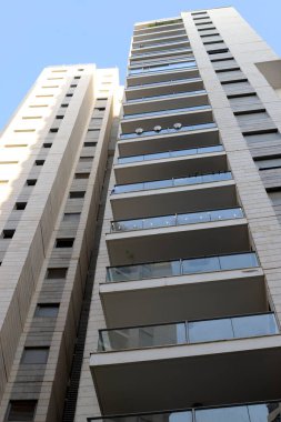 Bina ve yapıların inşasında mimari bir detay olarak balkon