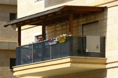 Bina ve yapıların inşasında mimari bir detay olarak balkon