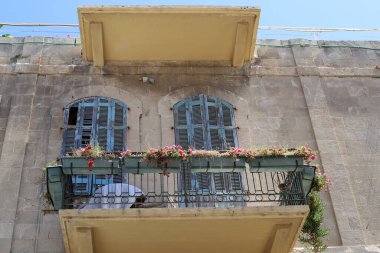 Bina ve yapıların inşasında mimari bir detay olarak balkon