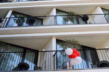 Bina ve yapıların inşasında mimari bir detay olarak balkon