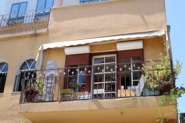 Bina ve yapıların inşasında mimari bir detay olarak balkon