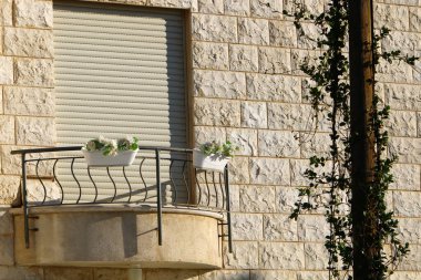 Bina ve yapıların inşasında mimari bir detay olarak balkon