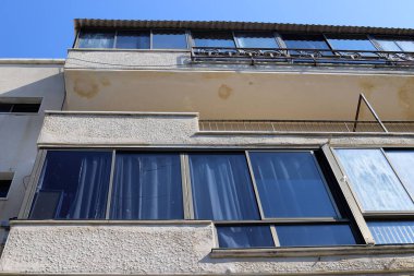 Bina ve yapıların inşasında mimari bir detay olarak balkon